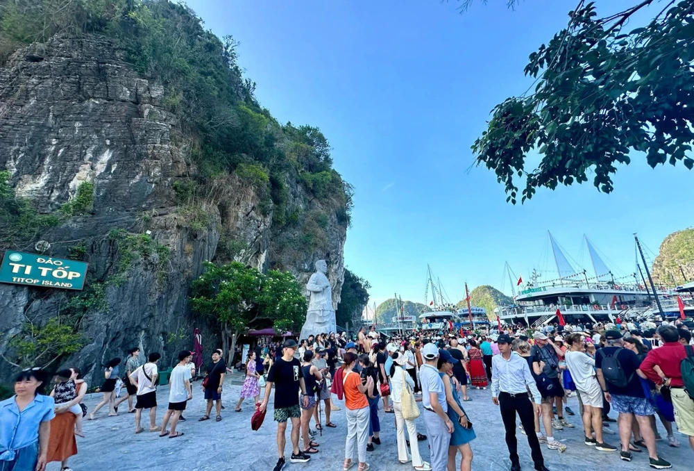 Khách du lịch tham quan vịnh Hạ Long. Ảnh: BQL vịnh HL