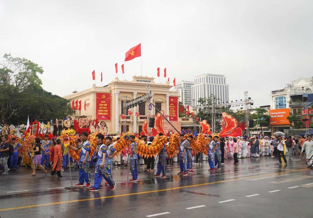 Nằm trong khuôn khổ Liên hoan múa rối Hải Phòng mở rộng lần thứ 3, hướng tới kỷ niệm 70 năm Giải phóng Hải Phòng (13-5), Nhà hát Sân khấu Truyền thống Hải Phòng tổ chức hoạt động diễu hành nghệ thuật mang tên “Hải Phòng rực rỡ 70 mùa hoa”. Ảnh: NS
