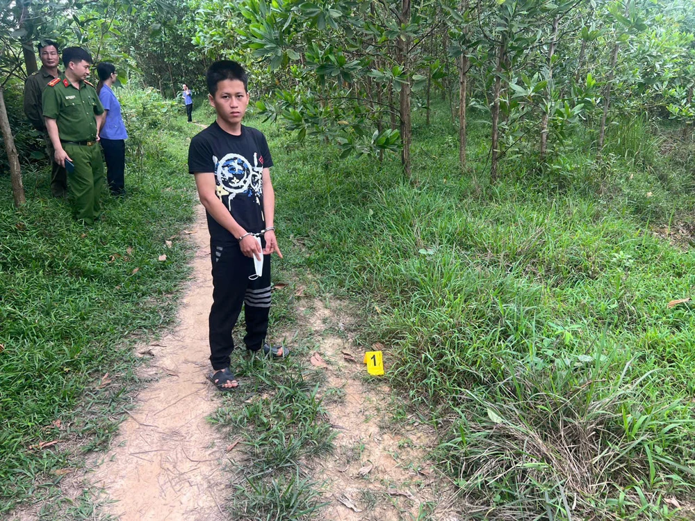 Nguyễn Thế Bảo - Nam thanh niên 19 tuổi được công an đưa ra dựng lại hiện trường. Ảnh: CAQN