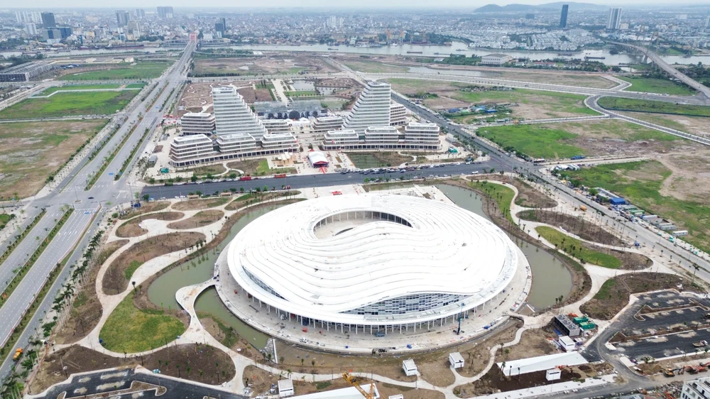 Hai công trình thế kỷ của Hải Phòng được gắn biển. Ảnh: NS