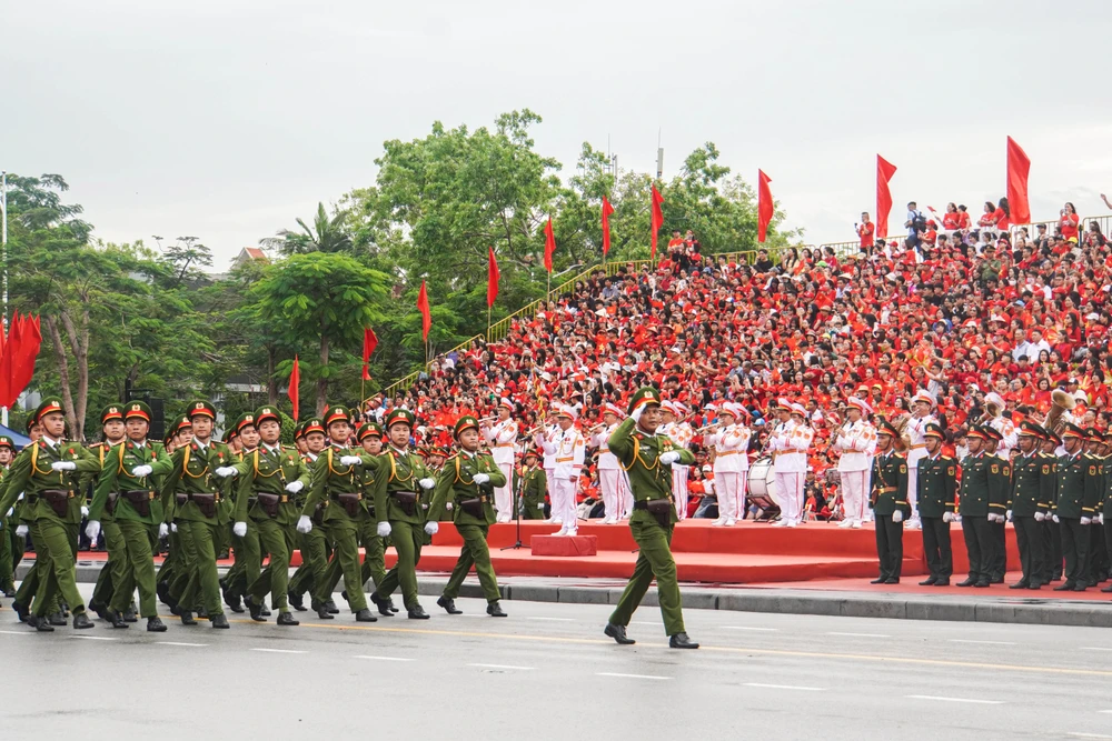 tu-hao-le-duyet-doi-ngu-va-dieu-hanh-quan-chung-chao-mung-ky-niem-70-nam-ngay-giai-phong-hai-phong-15.JPG