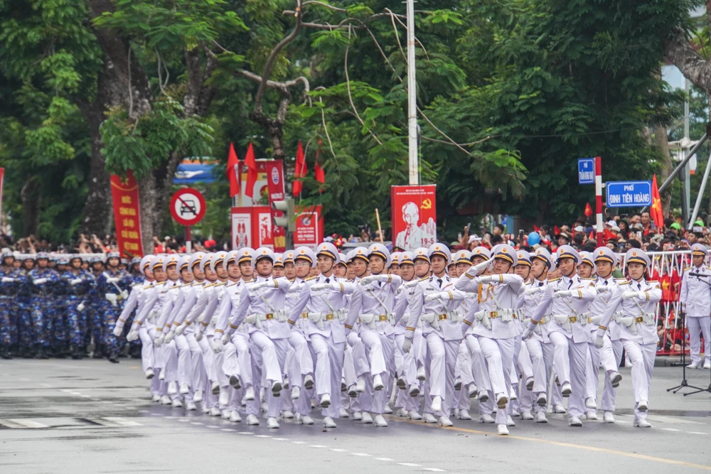 tu-hao-le-duyet-doi-ngu-va-dieu-hanh-quan-chung-chao-mung-ky-niem-70-nam-ngay-giai-phong-hai-phong-17.JPG