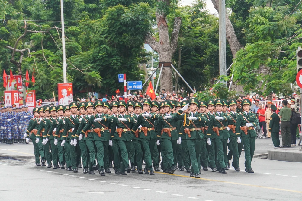 tu-hao-le-duyet-doi-ngu-va-dieu-hanh-quan-chung-chao-mung-ky-niem-70-nam-ngay-giai-phong-hai-phong-18.JPG