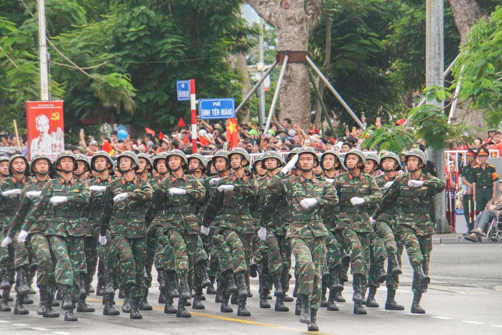tu-hao-le-duyet-doi-ngu-va-dieu-hanh-quan-chung-chao-mung-ky-niem-70-nam-ngay-giai-phong-hai-phong-19.JPG