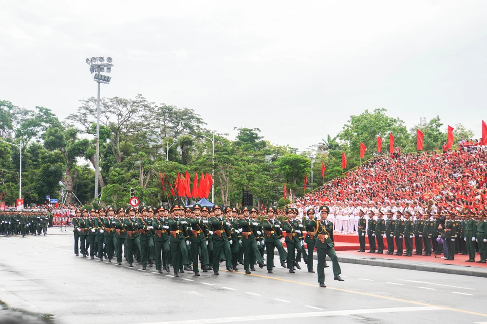 tu-hao-le-duyet-doi-ngu-va-dieu-hanh-quan-chung-chao-mung-ky-niem-70-nam-ngay-giai-phong-hai-phong-21.JPG