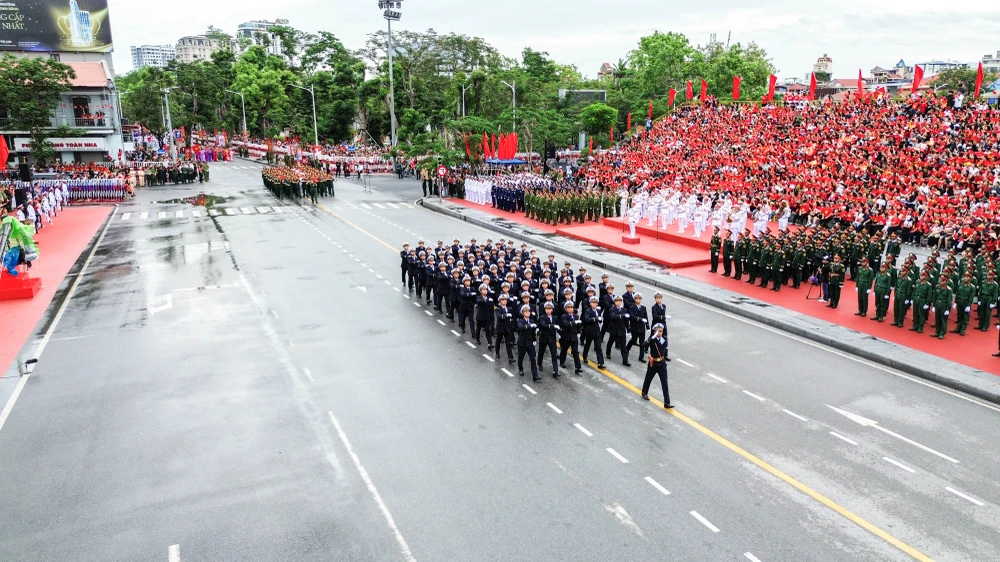 tu-hao-le-duyet-doi-ngu-va-dieu-hanh-quan-chung-chao-mung-ky-niem-70-nam-ngay-giai-phong-hai-phong-37.JPG