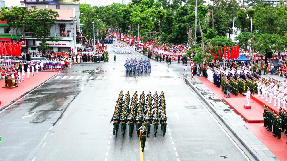 tu-hao-le-duyet-doi-ngu-va-dieu-hanh-quan-chung-chao-mung-ky-niem-70-nam-ngay-giai-phong-hai-phong-40.JPG