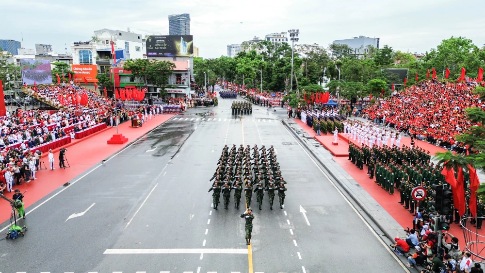 tu-hao-le-duyet-doi-ngu-va-dieu-hanh-quan-chung-chao-mung-ky-niem-70-nam-ngay-giai-phong-hai-phong-41.JPG