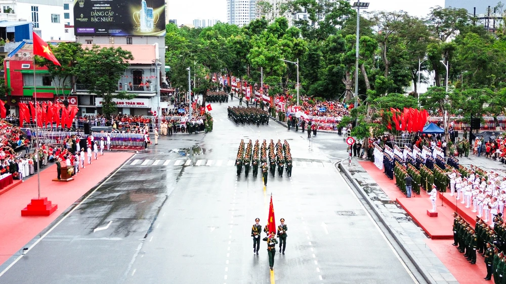 tu-hao-le-duyet-doi-ngu-va-dieu-hanh-quan-chung-chao-mung-ky-niem-70-nam-ngay-giai-phong-hai-phong-42.JPG