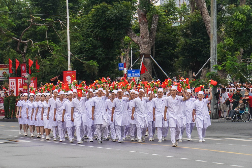 tu-hao-le-duyet-doi-ngu-va-dieu-hanh-quan-chung-chao-mung-ky-niem-70-nam-ngay-giai-phong-hai-phong-7.JPG