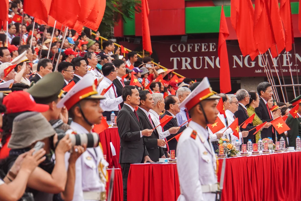 tu-hao-le-duyet-doi-ngu-va-dieu-hanh-quan-chung-chao-mung-ky-niem-70-nam-ngay-giai-phong-hai-phong-8.JPG
