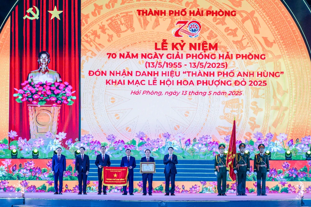 hai-phong-don-nhan-danh-hieu-thanh-pho-anh-hung-3.JPG