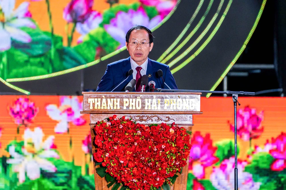 Bí thư Thành ủy Hải Phòng Lê Tiến Châu đọc diễn văn kỷ niệm 70 năm Ngày giải phóng Hải Phòng (13-5-1955 – 13-5-2025), đón nhận danh hiệu “Thành phố Anh hùng”. Ảnh: NS