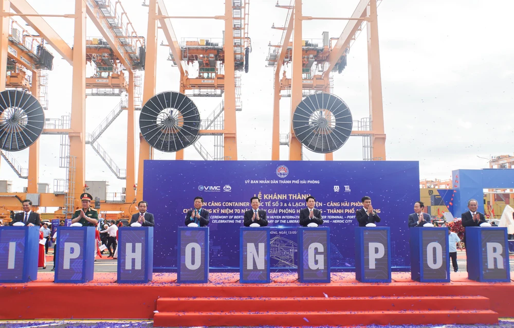 Chủ tịch nước Lương Cường; Phó Thủ tướng Mai Văn Chính; Phó Chủ tịch Quốc hội Vũ Hồng Thanh; lãnh đạo, đại diện lãnh đạo các bộ, ban, ngành Trung ương, lãnh đạo TP Hải Phòng và Công ty CP Cảng Hải Phòng thực hiện nghi thức bấm nút khánh thành 2 bến cảng container quốc tế số 3, 4 Lạch Huyện của Công ty CP Cảng Hải Phòng. Ảnh: NS