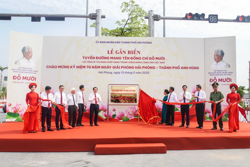 Các đại biểu thực hiện nghi thức gắn biển tuyến đường mang tên cố Tổng Bí thư Đỗ Mười. Ảnh: NS