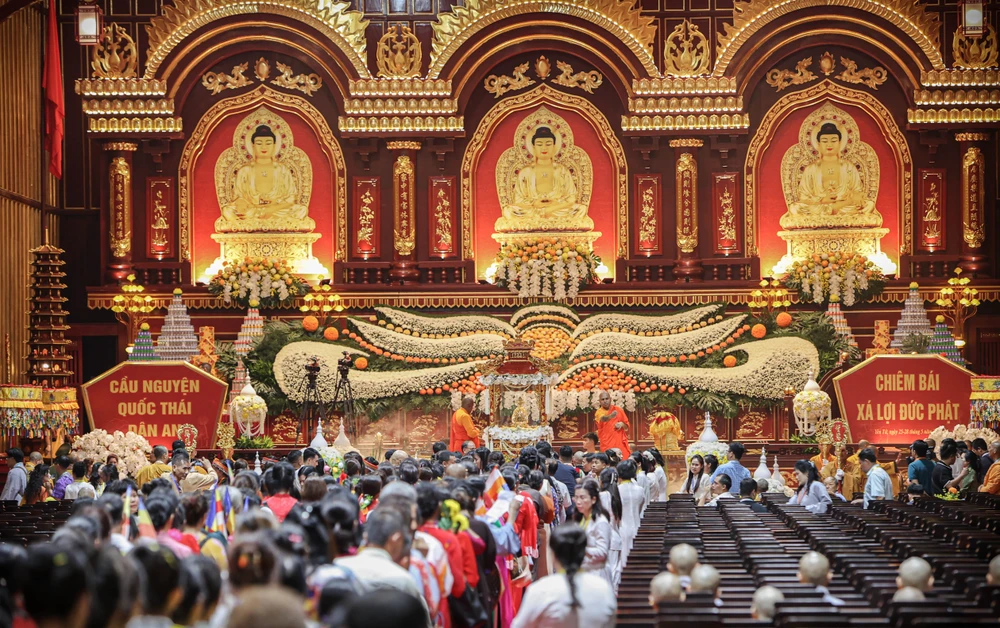 Người dân chiêm bái xá lợi Đức Phật tại Cung Trúc Lâm, Yên Tử (Quảng Ninh). Ảnh: NS