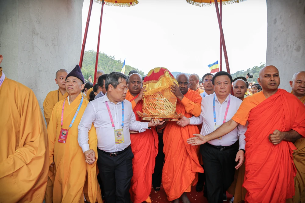 Ông Nguyễn Xuân Thắng, Ủy viên Bộ Chính trị, Chủ tịch Hội đồng Lý luận Trung ương, Giám đốc Học viện Chính trị quốc gia Hồ Chí Minh; Vũ Đại Thắng, Bí thư Tỉnh ủy Quảng Ninh cùng các lãnh đạo tỉnh tham gia đón rước xá lợi Đức Phật.