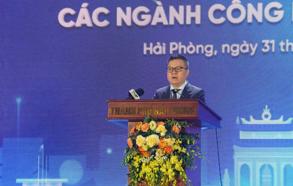 Ông Lê Quốc Minh, Tổng Biên tập Báo Nhân Dân, Chủ tịch Hội Nhà báo Việt Nam, Phó Trưởng ban Tuyên giáo và Dân vận Trung ương phát biểu khai mạc diễn đàn, công nghiệp văn hóa