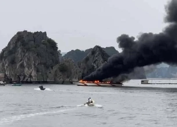 tàu cao tốc Tùng Dương QN-8686 bốc cháy dữ dội trên biển. Ảnh: Fanpage xe quảng ninh