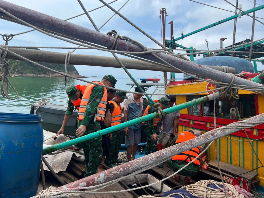 Đồn biên phòng Thanh Lân cứu nạn thành công tàu cá Thanh Hóa va phải đá ngầm