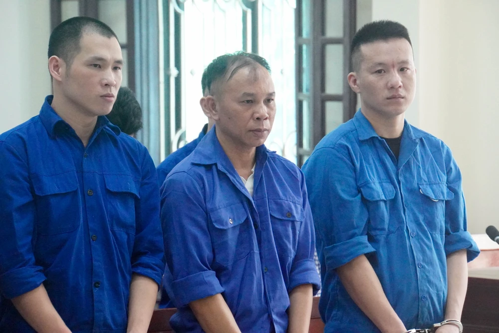 Giang hồ đất Cảng Bùi Đức Bình (giữa) lãnh án 12 năm 6 tháng tù cho 2 tội danh Giết người và Hủy hoại tài sản. Ảnh: NS