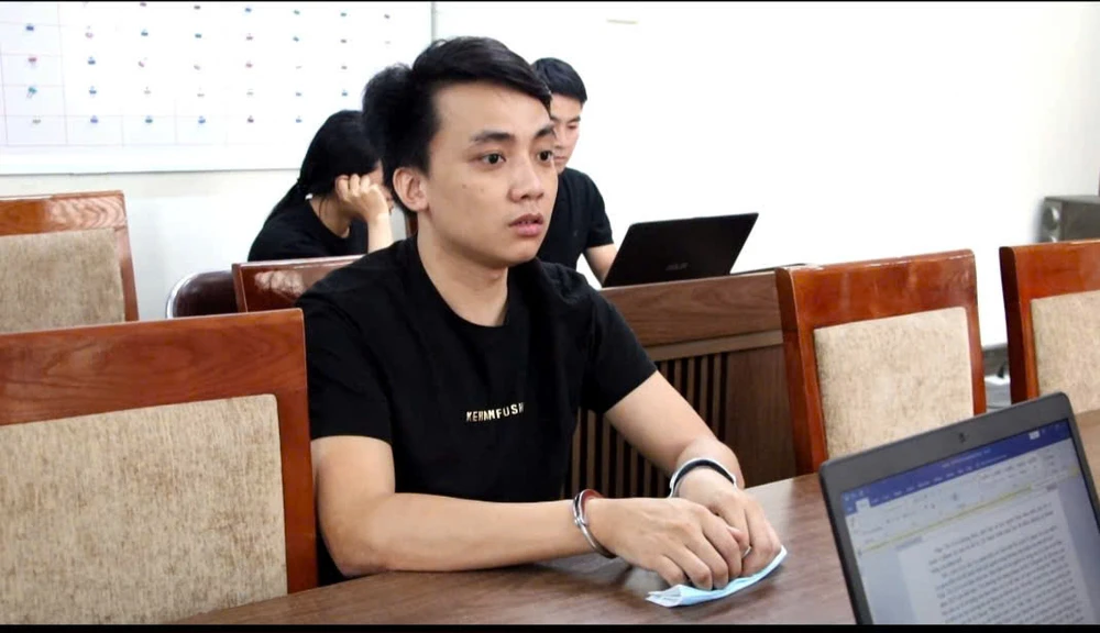 Công an làm việc với những người trong đường dây mua bán ma túy cần sa trên không gian mạng. Ảnh: CACC