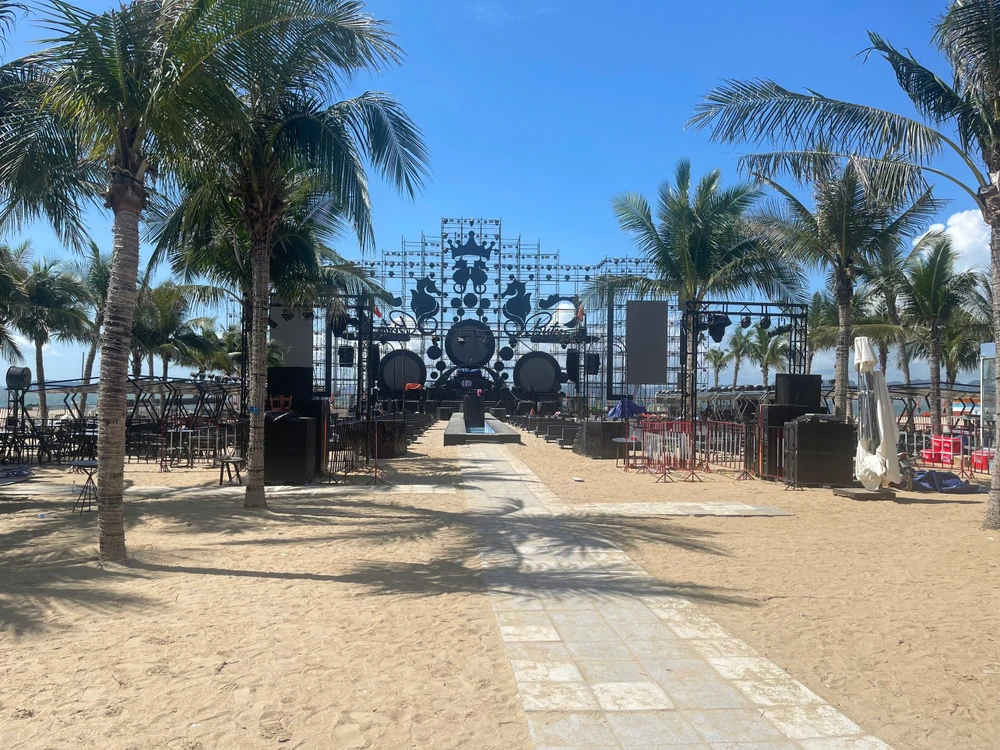 Quán bar bãi biển Bistro Fou - nơi xảy ra sự việc hiện đã dừng hoạt động để phục vụ công tác điều tra. Ảnh: N.H