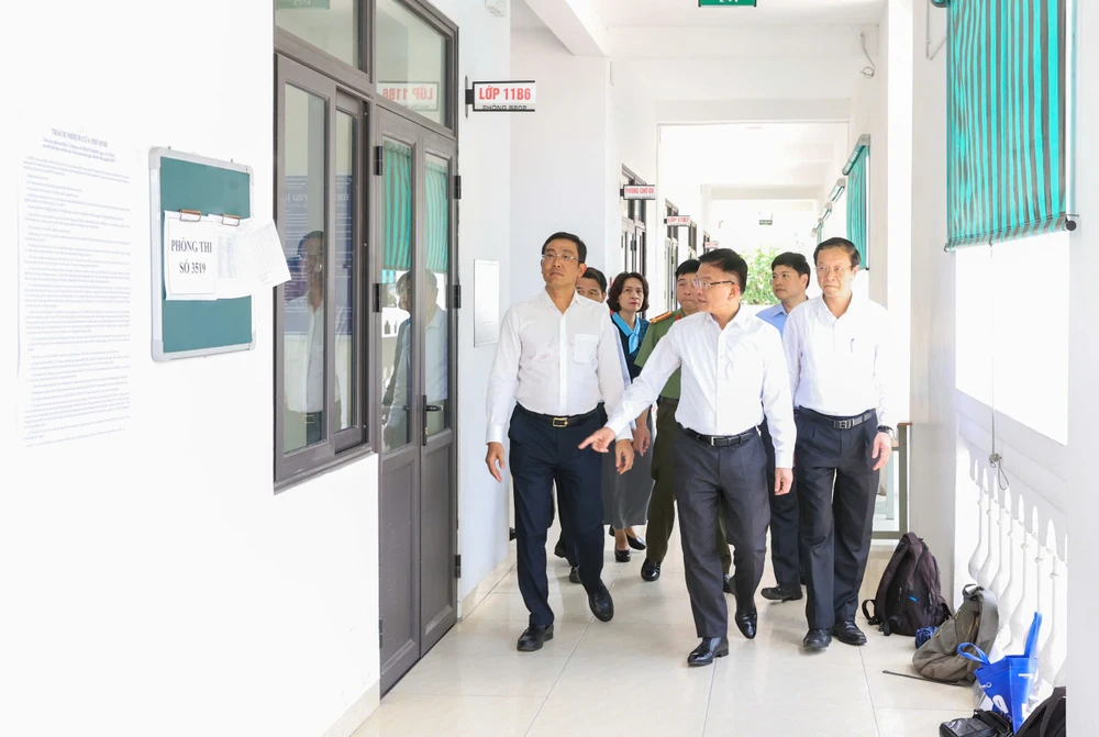 Phó Thủ tướng Lê Thành Long kiểm tra công tác chuẩn bị kỳ thi tốt nghiệp THPT tại trường THPT Hồng Bàng (Hải Phòng). Ảnh: LD
