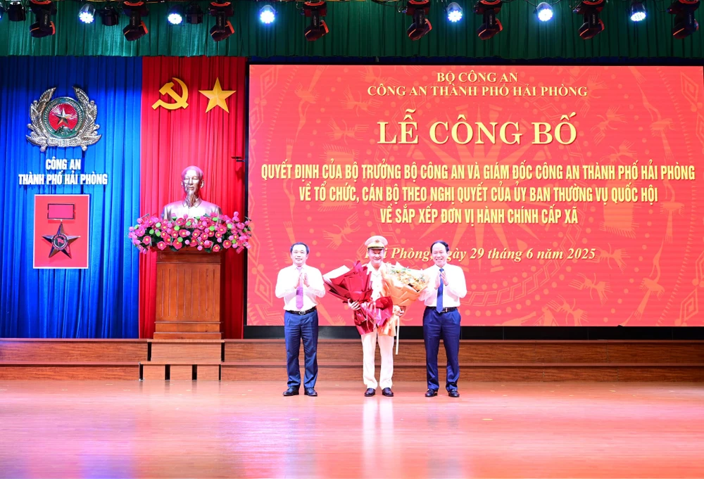 Bí thư Thành ủy Hải Phòng (phải) và Bí thư Tỉnh ủy Hải Dương Trần Đức Thắng (trái) tặng hoa chúc mừng Đại tá Bùi Quang Bình, Giám đốc Công an TP Hải Phòng sau sáp nhập. Ảnh: CAHP