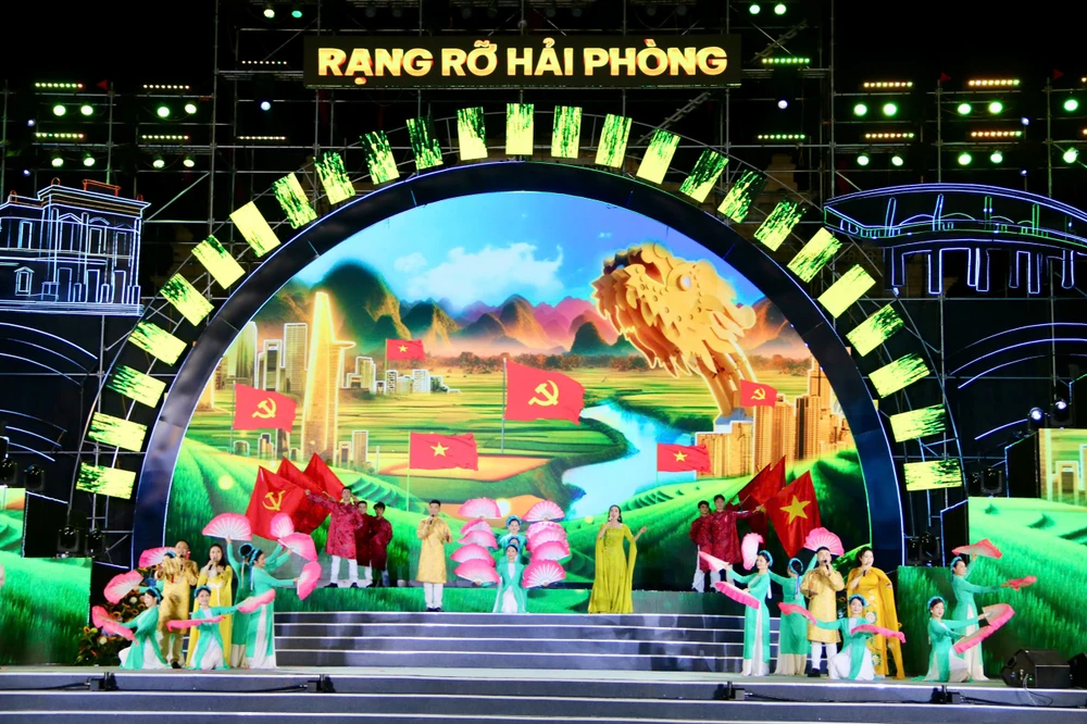 Tiết mục văn nghệ tại đầu cầu Hải Phòng chào mừng sự kiện Hải Phòng và Hải Dương sáp nhập