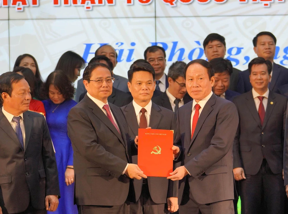 Thủ tướng Phạm Minh Chính trao quyết định cho ông Lê Tiến Châu Bí thư Thành ủy Hải Phòng sau sáp nhập 