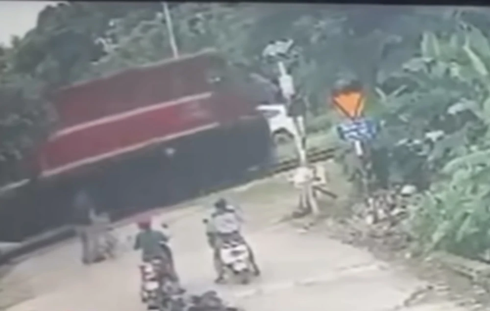 Người đàn ông ở Hải Phòng kịp thời cứu cháu bé thoát nạn trên đường ray tàu hoả. Ảnh cắt clip