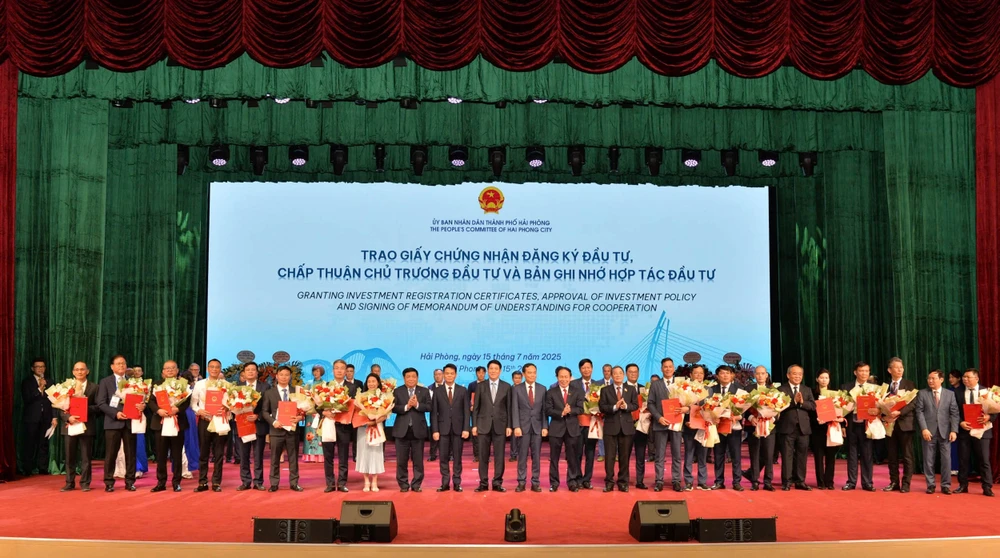Chủ tịch nước Lương Cường cùng các đại biểu chụp ảnh lưu niệm với các doanh nghiệp đầu tư tại Hải Phòng. Ảnh: NS