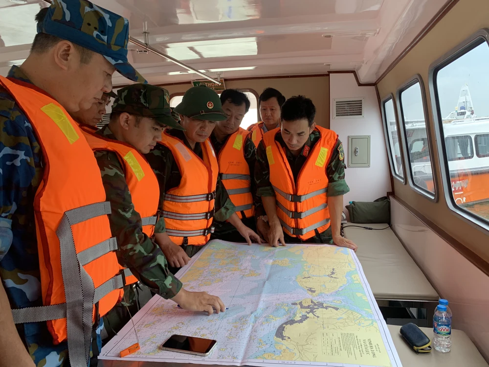 Các đơn vị phối hợp triển khai các phương án cứu hộ cứu nạn tìm kiếm các nạn nhân còn lại của vụ đắm tàu du lịch trên vịnh Hạ Long. Ảnh: Bộ CHQS tỉnh