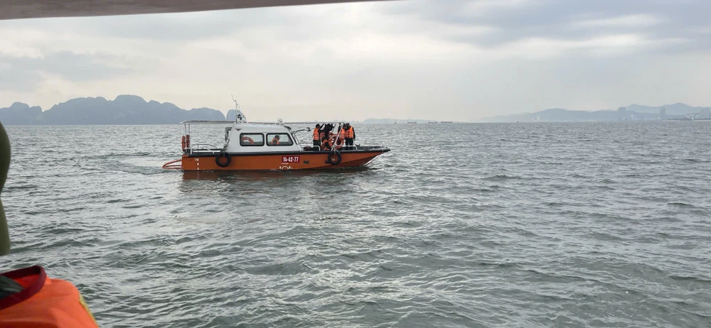 tiep-tuc-tim-kiem-4-nan-nhan-con-lai-trong-vu-viec-dam-tau-du-lich-tren-vinh-ha-long-2.jpg
