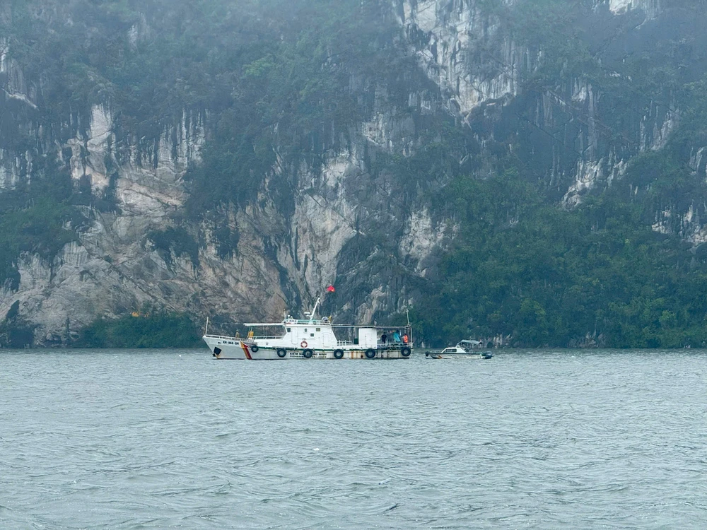 Lực lượng chức năng vẫn đang tìm kiếm các nạn nhân trong vụ lật tàu du lịch trên vịnh Hạ Long hôm 19-7