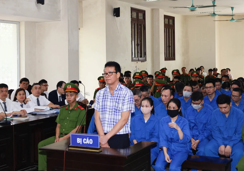 Bị cáo Đồng Xuân Thụ - cựu Tổng biên tập Tạp chí Môi trường và Đô thị Việt Nam tại tòa. Ảnh: NS