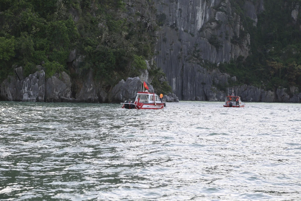 Trong những ngày qua, lực lượng chức năng vẫn đang tích cực tìm kiếm 2 nạn nhân còn lại trong vụ lật tàu du lịch trên vịnh Hạ Long hôm 19-7. Ảnh: NS