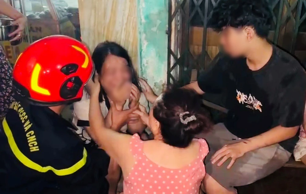 Năm người trong một gia đình đã được lực lượng cảnh sát phòng cháy chữa cháy cứu thoát khỏi căn nhà cháy lúc rạng sáng. Ảnh: CAHP