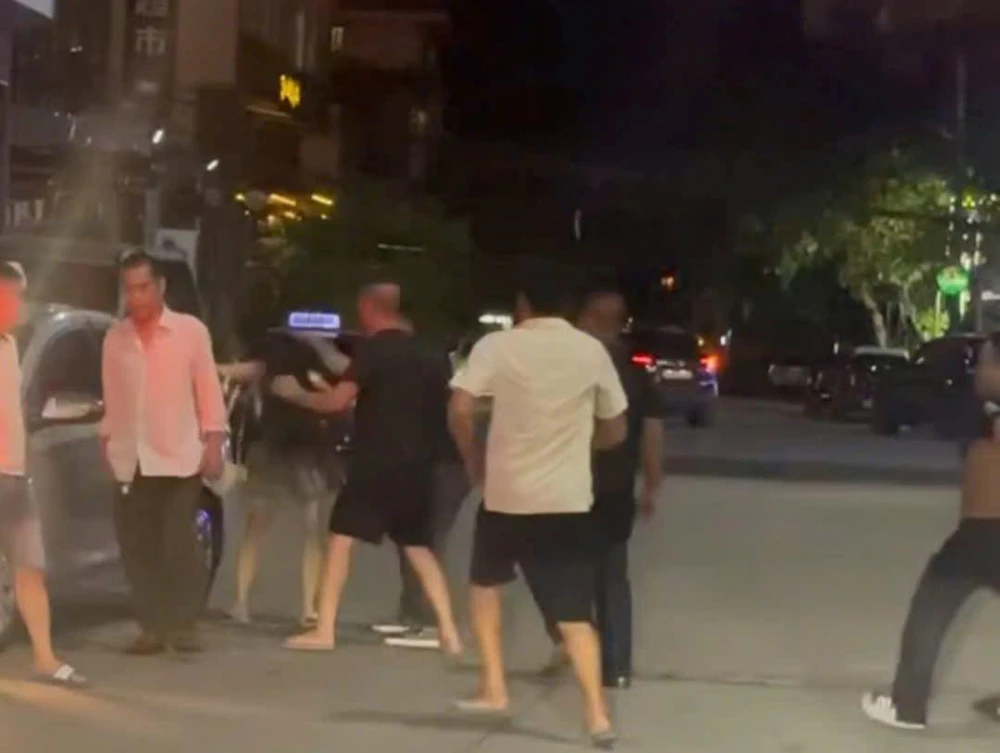 Nhóm người đàn ông hành hung 3 cô gái trước cửa quán karaoke ở Quảng Ninh