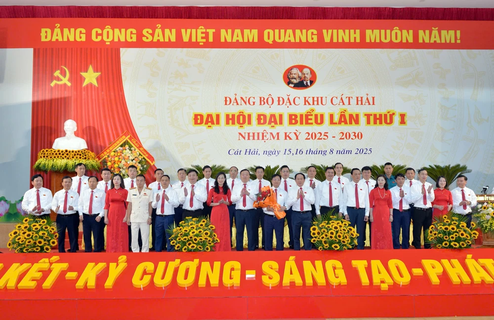 Ban chấp hành Đảng bộ Đặc khu Cát Hải ra mắt tại Đại hội. Ảnh: AT