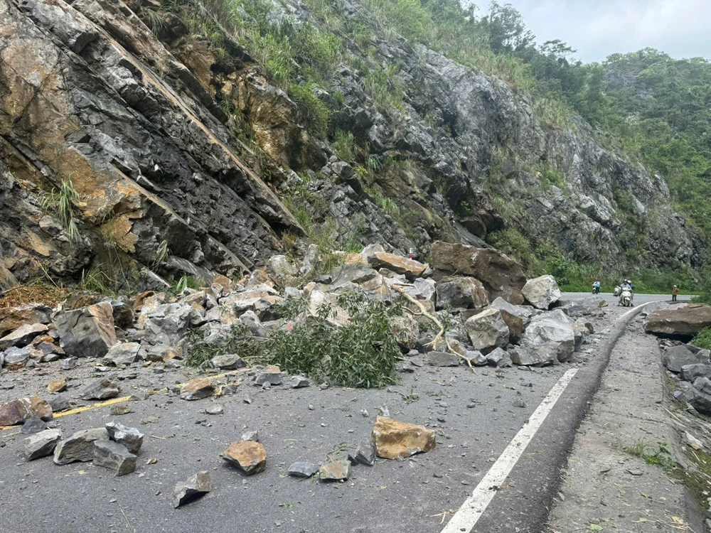 Đất, đá sạt từ trên núi xuống, khiến đường xuyên đảo Cát Bà bị chia cắt. Ảnh: PH