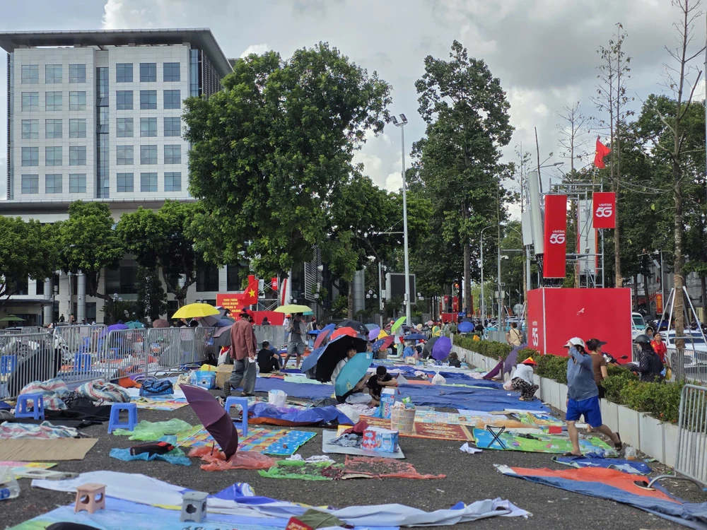 Nhiều người dân đã giữ chỗ từ sáng ngày 31-8 để có thể có một vị trí đẹp theo dõi Lễ diễu binh, diễu hành kỷ niệm 80 năm Quốc khánh. Ảnh: NS