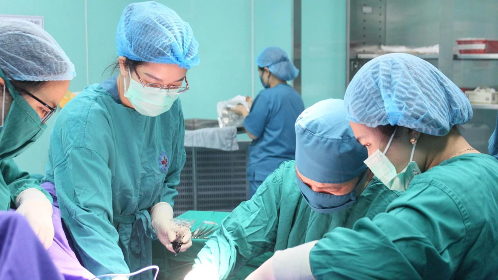 Các bác sĩ làm phẫu thuật cho cô gái 22 tuổi bị biến dạng vùng kín sau khi làm thủ thuật thẩm mỹ ở 1 spa tư nhân. Ảnh: Trung tâm y tế Tiên Yên