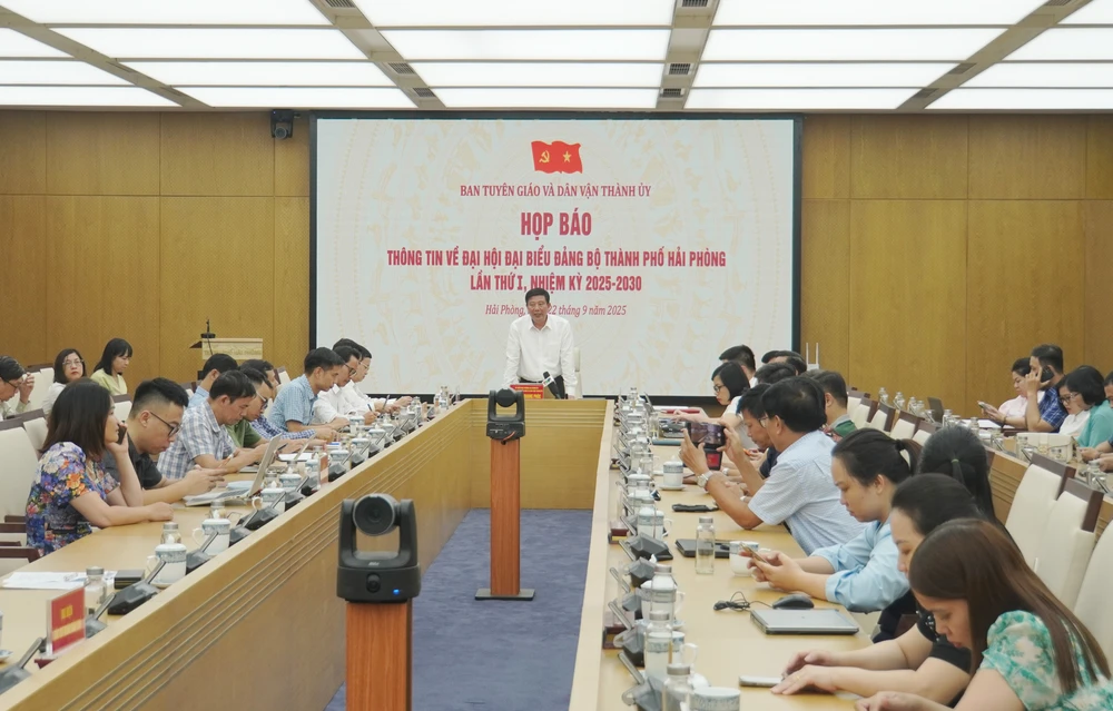 Trưởng Ban Tuyên giáo và Dân vận Thành ủy Hải Phòng Nguyễn Quang Phúc thông tin về Đại hội Đại biểu Đảng bộ TP Hải Phòng lần thứ nhất. Ảnh: NS