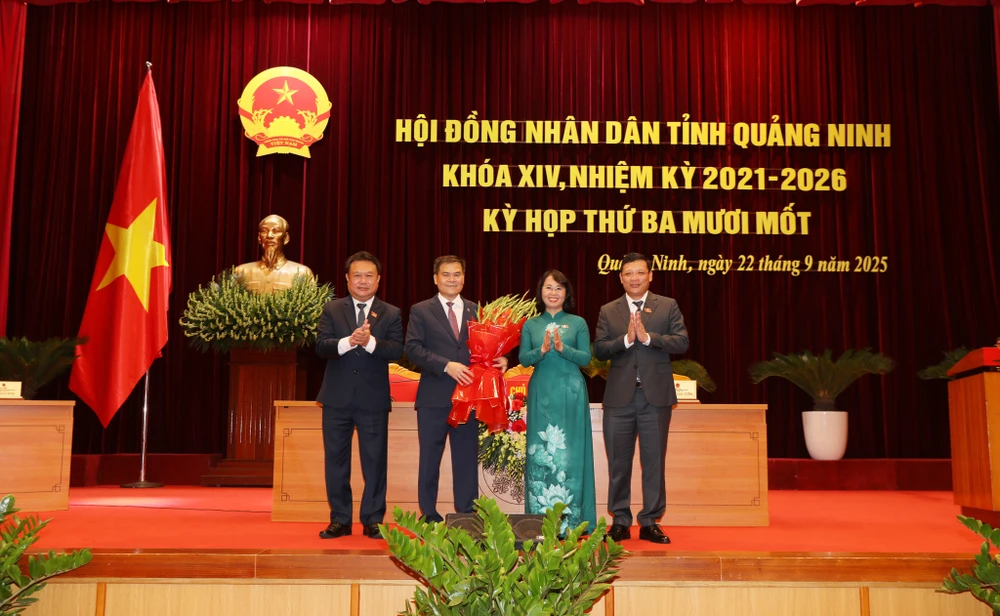 ong-bui-van-khang-duoc-bau-giu-chuc-vu-chu-tich-ubnd-tinh-quang-ninh-2.jpg