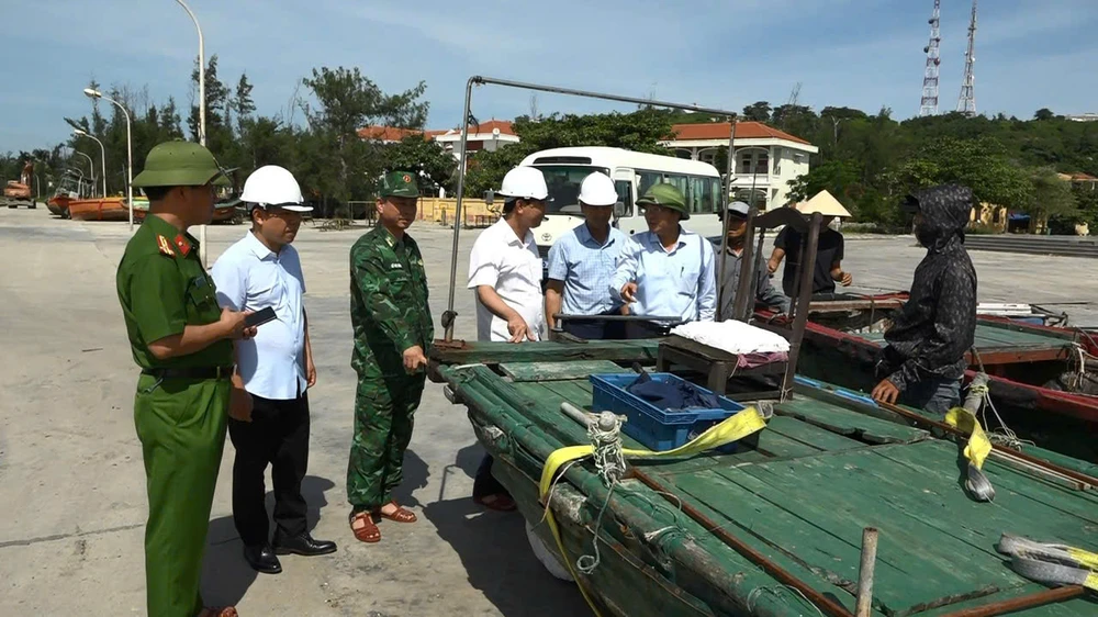 Lãnh đạo đặc khu Bạch Long Vĩ kiểm tra thực tế công tác phòng, chống bão số 9 trên đảo