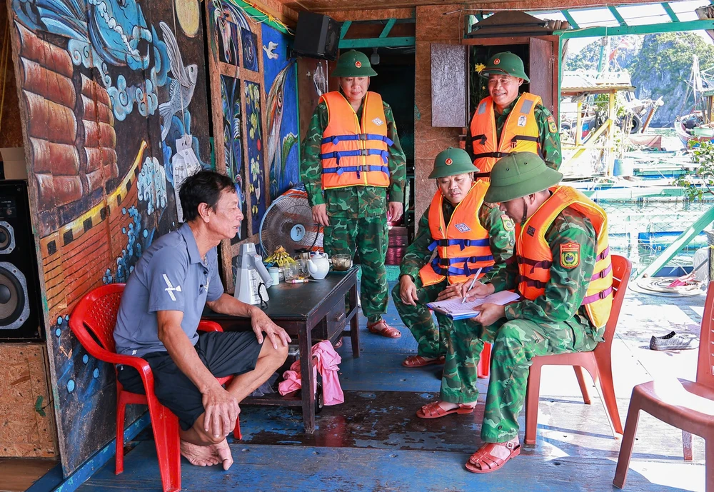 Biên phòng Cát Bà tuyên truyền đến người dân nuôi trồng thủy sản tại đặc khu Cát Hải sẵn sàng di tản lên bờ khi có lệnh cấm biển để phòng, chống bão số 9. Ảnh: Xuân Thủy