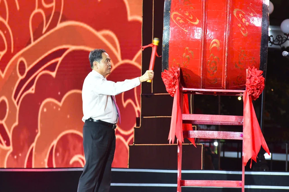 Chủ tịch Quốc hội Trần Thanh Mẫn khởi trống khai hội Lễ hội mùa Thu Côn Sơn - Kiếp Bạc