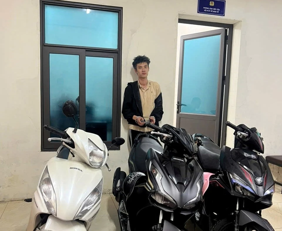 Vũ Ngọc Bảo Phong cùng tang vật là 3 xe mô tô bị trộm. Ảnh: CAHP
